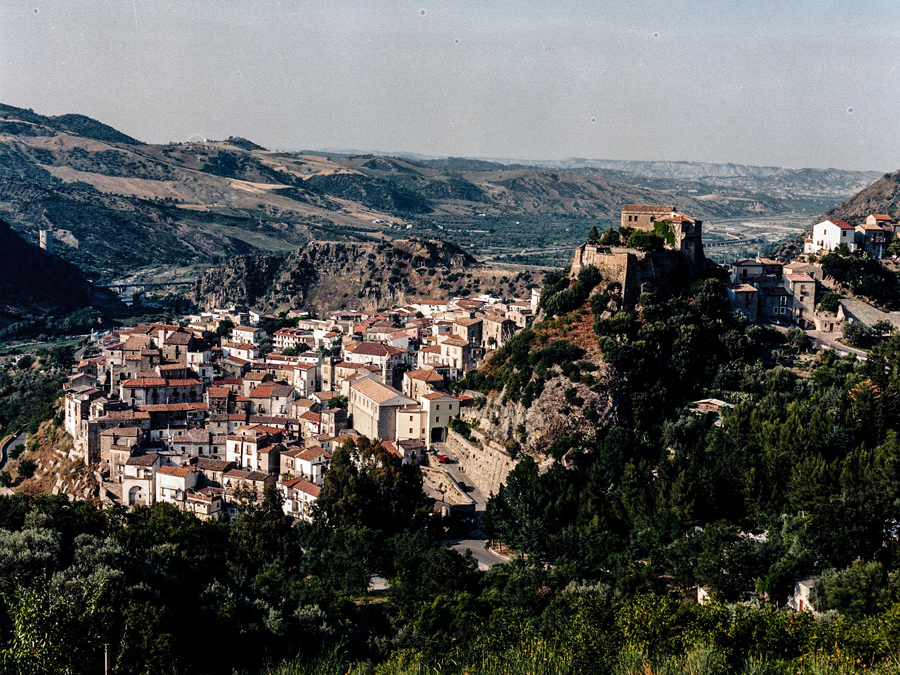Un panorama del borgo di Valsinni e del castello